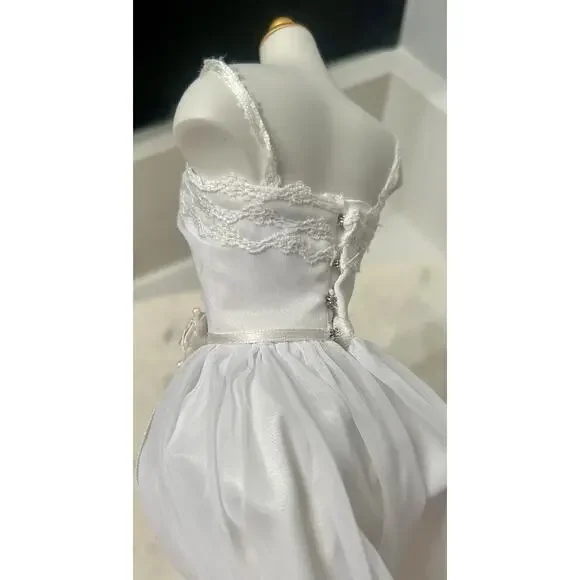 Franklin Mint Grease Sandy Doll Wardrobe Yellow White Dress Accessories  Stand